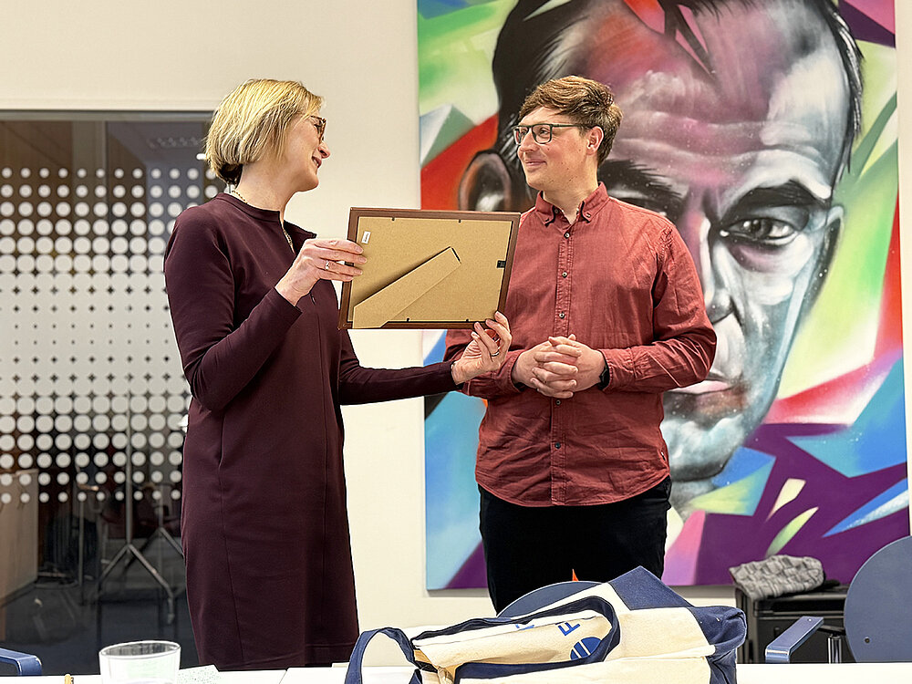 Anke Bösel übergibt Preis an Daniel Friedrich