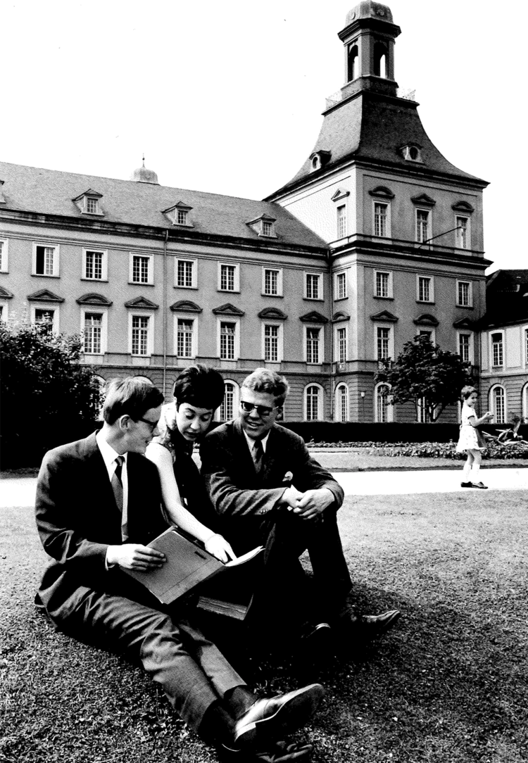 Walleck vorm Bonner Uni-Schloß