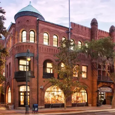 Poetter Hall exterior at dusk in SCAD Savannah