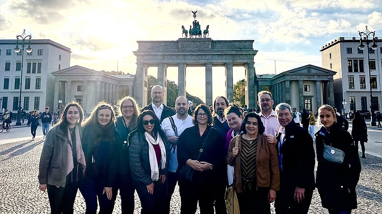 Gruppenbild vor Brandenburger Tor Berlin