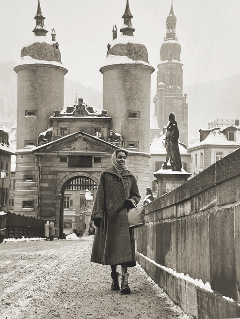 Gwendolyne crosses Heidelberg´s famous old bridge, "die Alte Brücke".