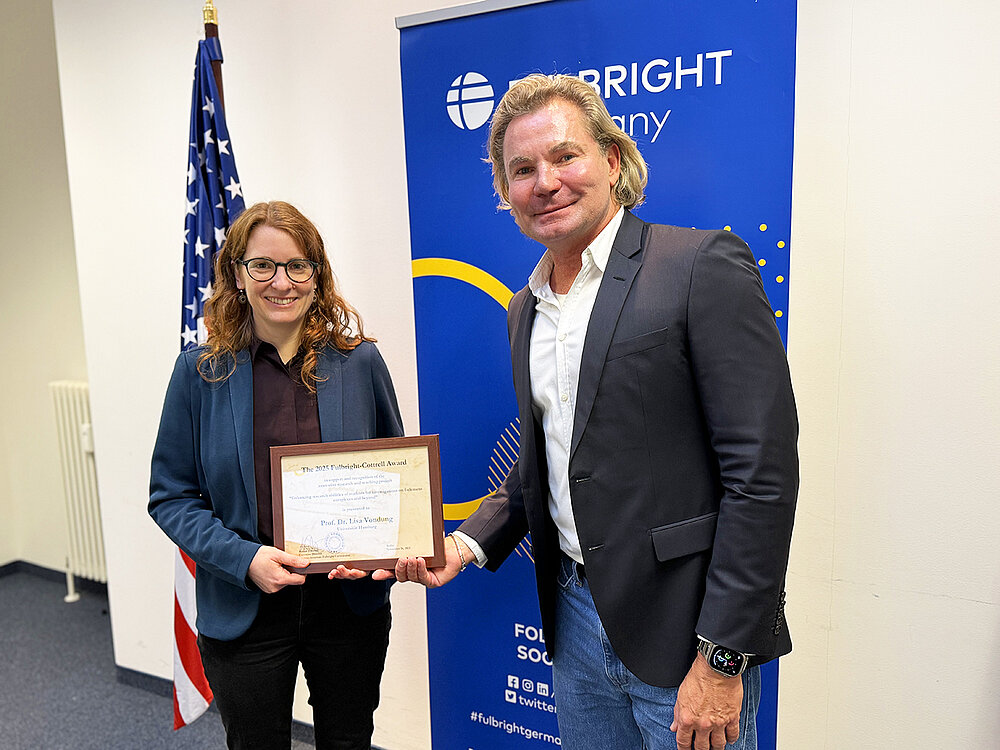 Thomas Mutzke mit Lisa Vondung und Urkunde