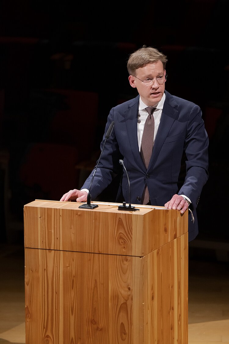 Jacob Eder am Pult sprechend