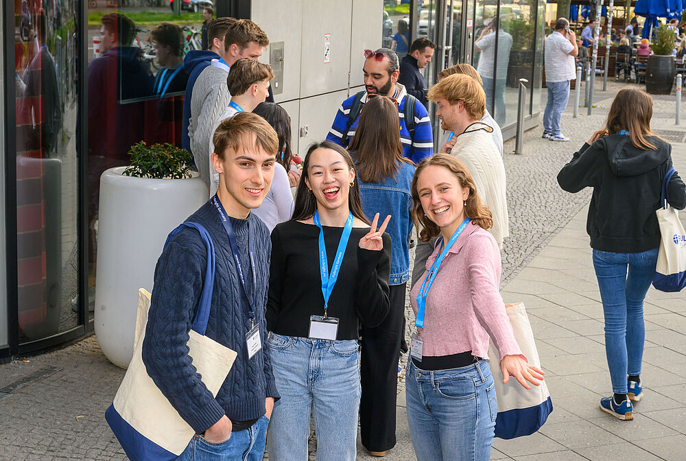 Stipendiat:innen vorm Hotel