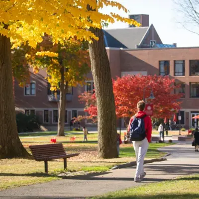 Campus der Clark University im Herbst