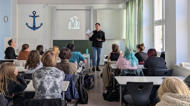 Viktor Hübner präsentiert vor der Klasse sein Buch.